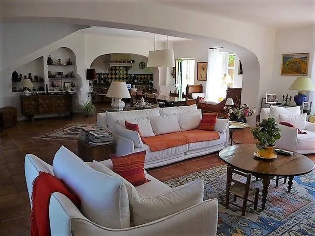 A vendre maison de charme avec un grand double séjour-cuisine cotignac 83570