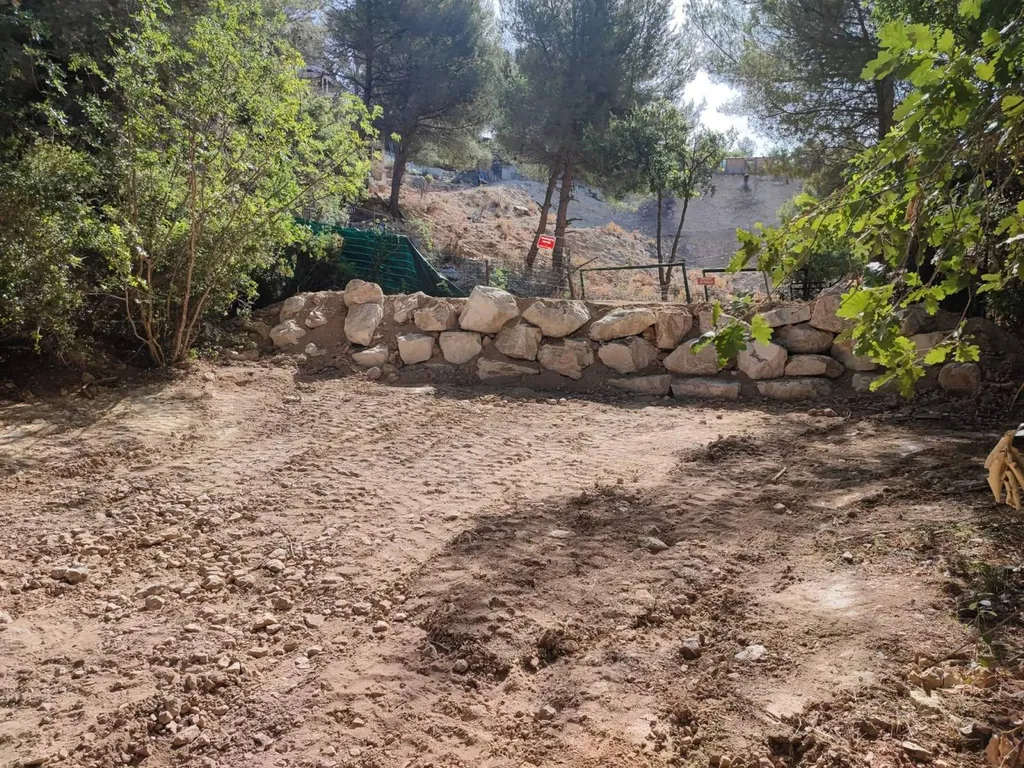Réalisation d'un enrochement pour lutter contre le ravinement des eaux de pluie à Allauch dans les Bouches du Rhône