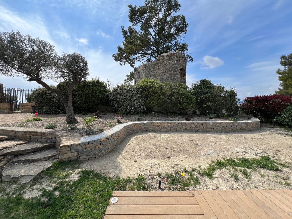 Aménagement paysager complet avec muret en pierres sèches et gazon de placage au Castellet