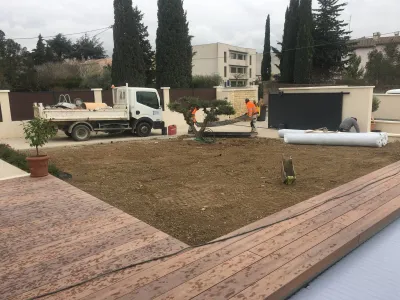 Création d'un joli jardin en gazon synthétique sur les Angles (Gard)