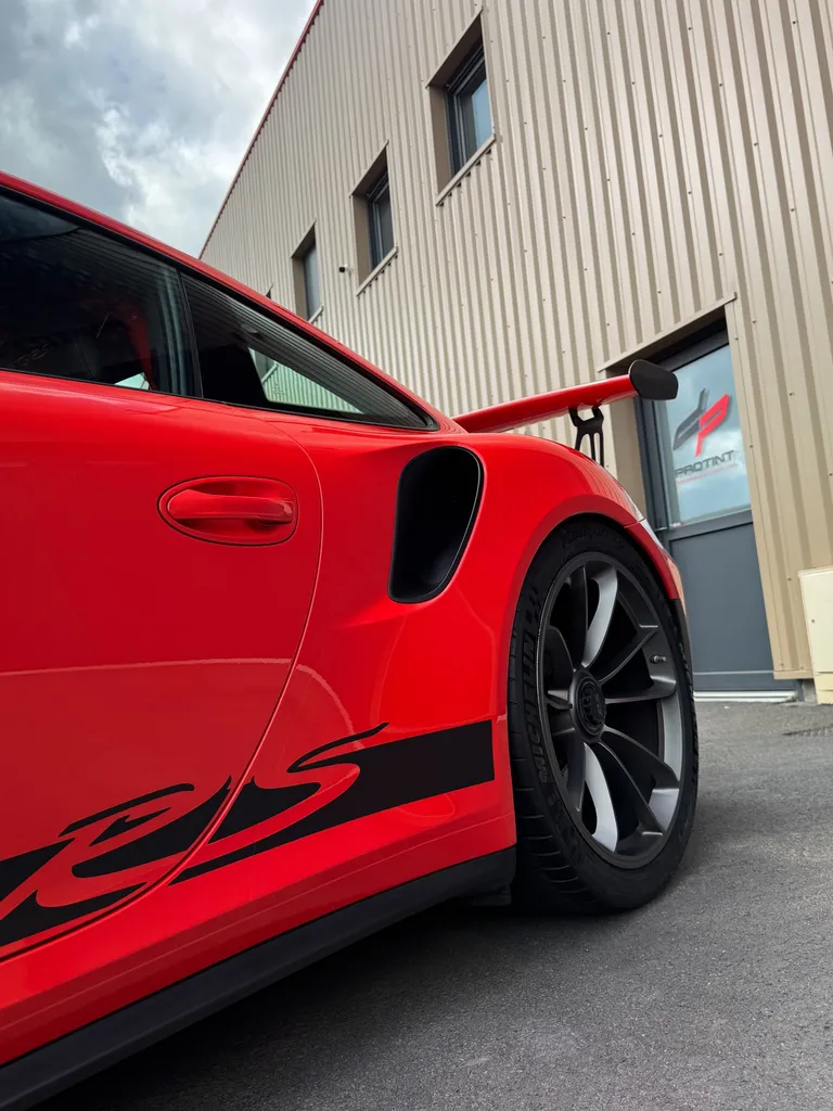 Pro pour un covering complet ou partiel à Reims : changement de couleur carrosserie sans peinture pour voiture