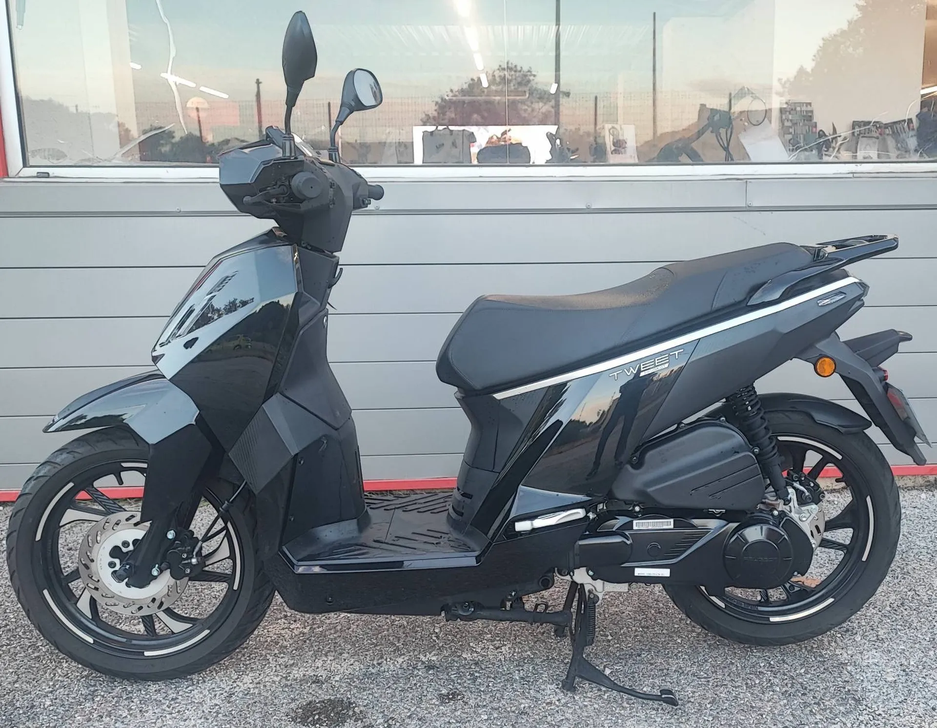 PEUGEOT TWEET 125 du 02/2025 avec 5200 km.