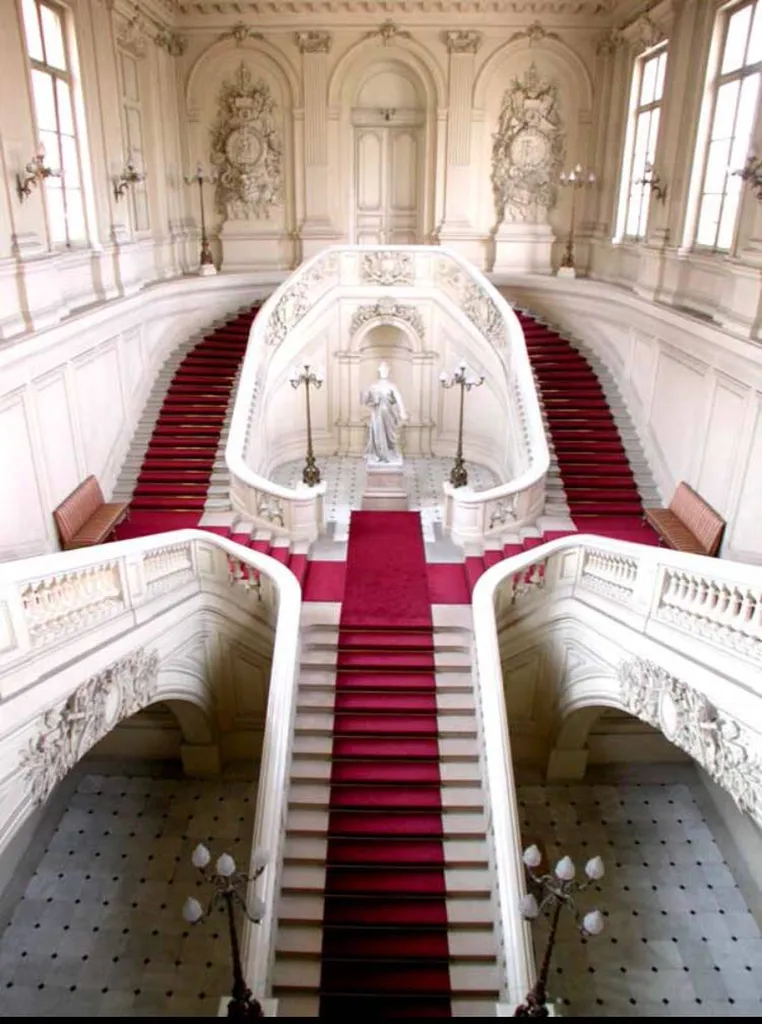 Location de minivans 9 places avec chauffeurs, circuits touristiques, visites guidées.