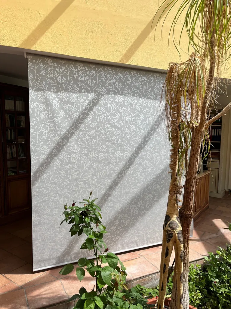 Installation d'un store enrouleur motorisé pour un jardin d'été dans les monts d'or