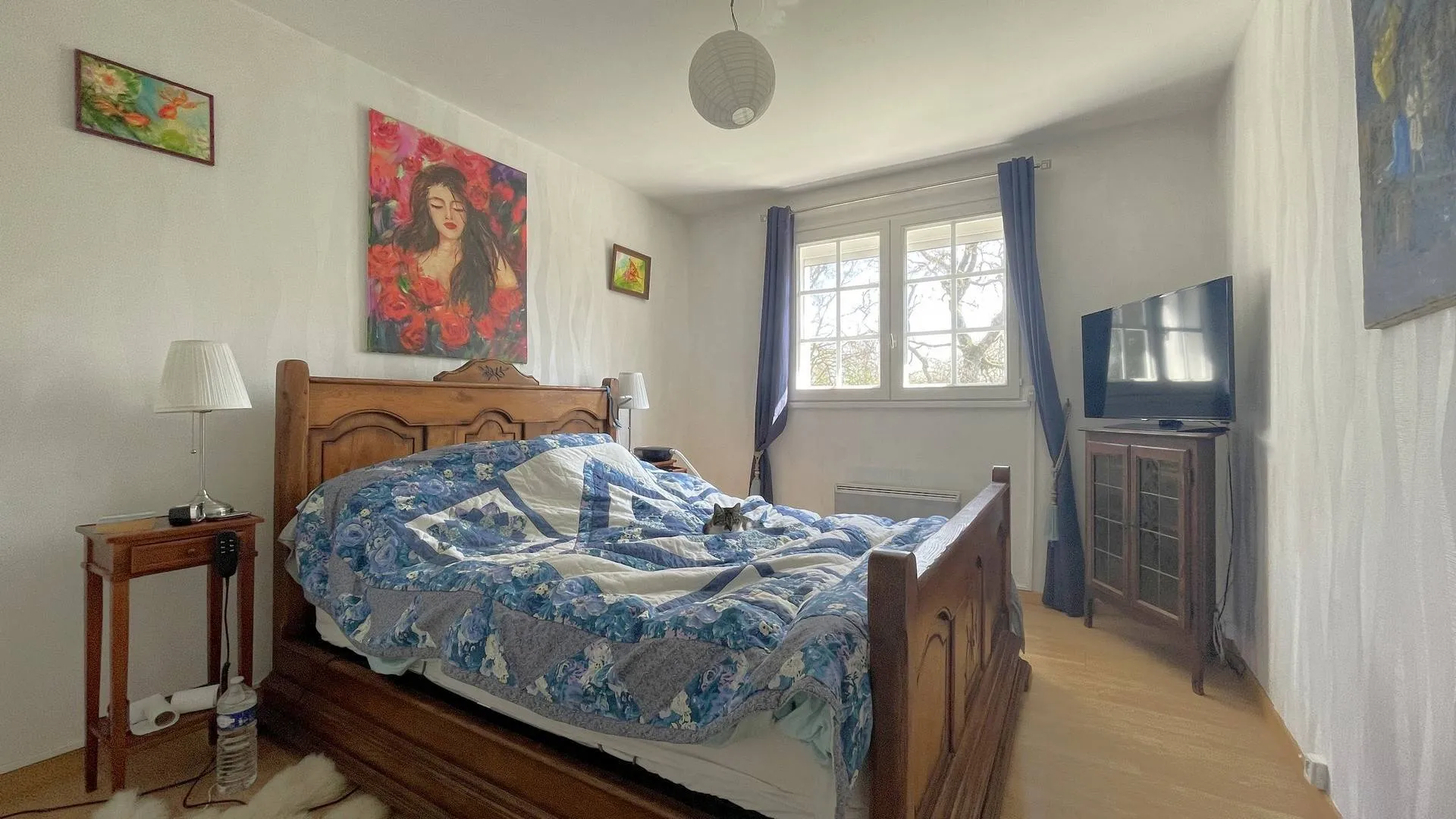 Vends Belle maison avec salle d'eau et WC indépendant au rez-de-chaussée, idéale pour une vie pratique et confortable.