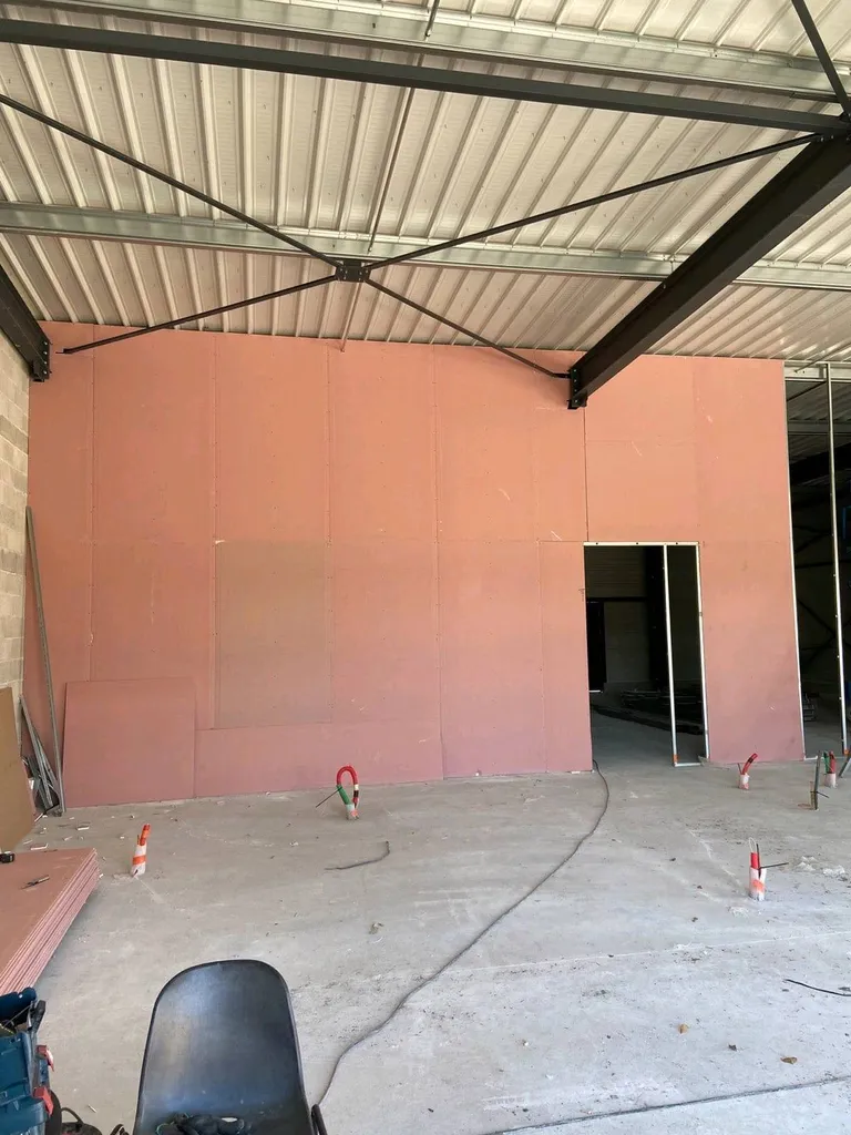 Isolation complète d'un bâtiment avec faux plafond pour création d'une boulangerie à Marignane