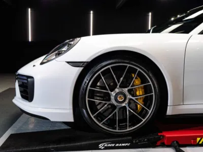 Vue rapprochée de la Porsche Turbo S, mettant en valeur le résultat du polissage complet et du traitement céramique, offrant une brillance intense et une protection contre les éléments extérieurs.