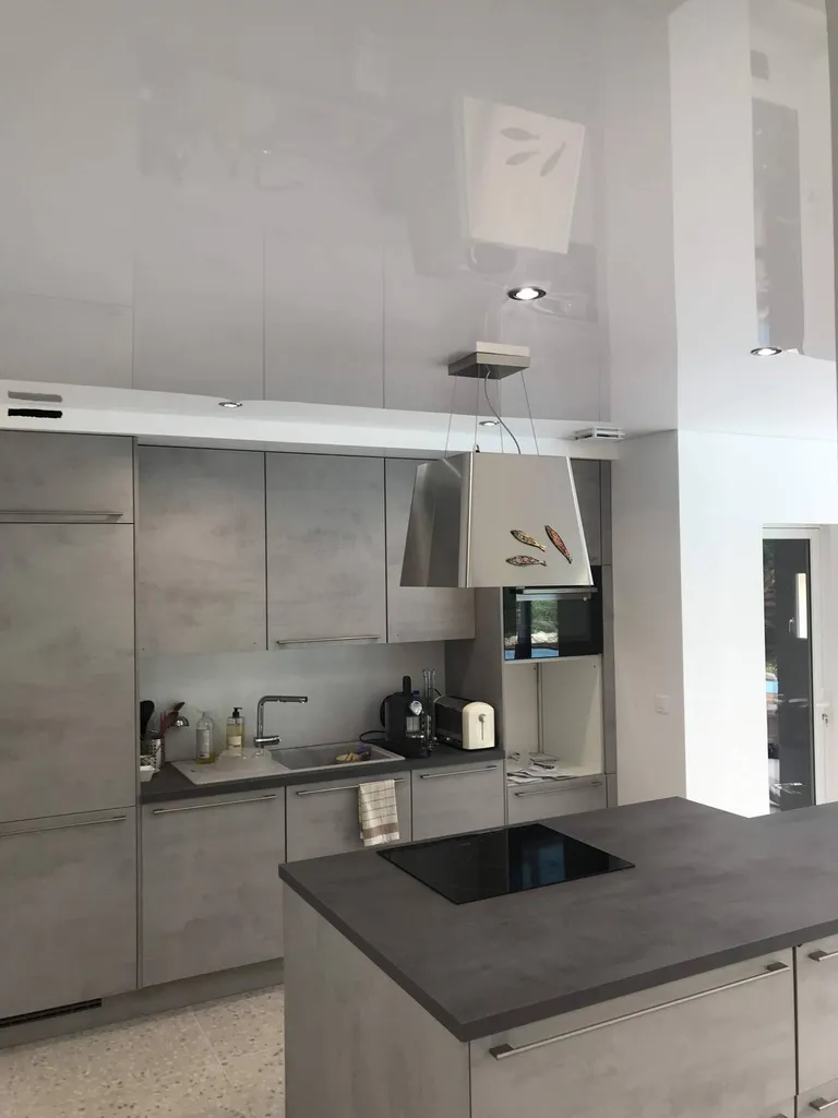 Pose plafond tendu laqué blanc BARRISOL dans extension véranda cuisine, Cugnaux