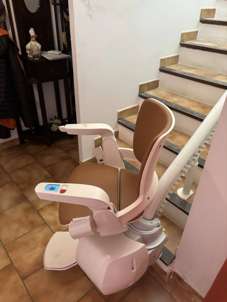  Pivot motorisé et départ court pour sur ce fauteuil monte escalier OTOLIFT smart à six Fours entre Marseille et Toulon