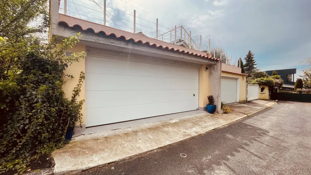 large porte de garage sectionnelle à JASSANS