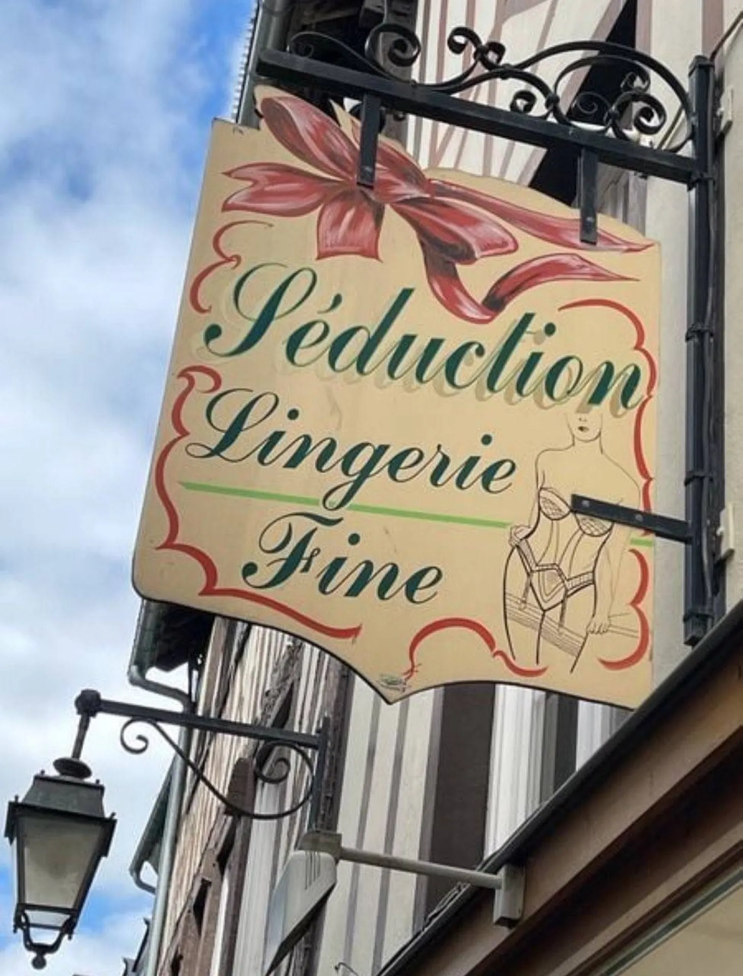 En visite, Lingerie dans un centre-ville animé,  dans la région de Pont-Audemer 27500