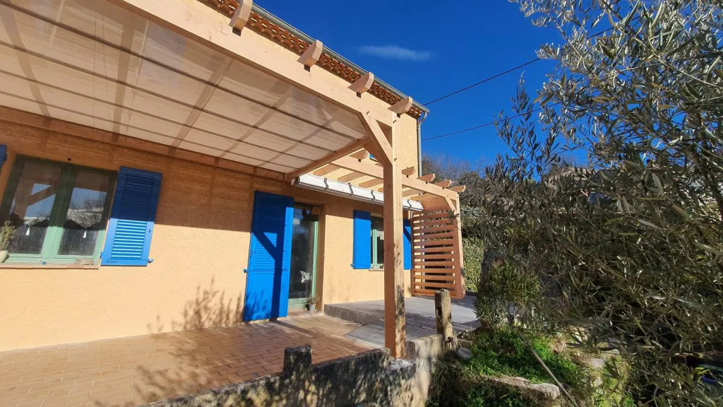 Fabrication et pose d'une pergola bois pour villa dans le Var