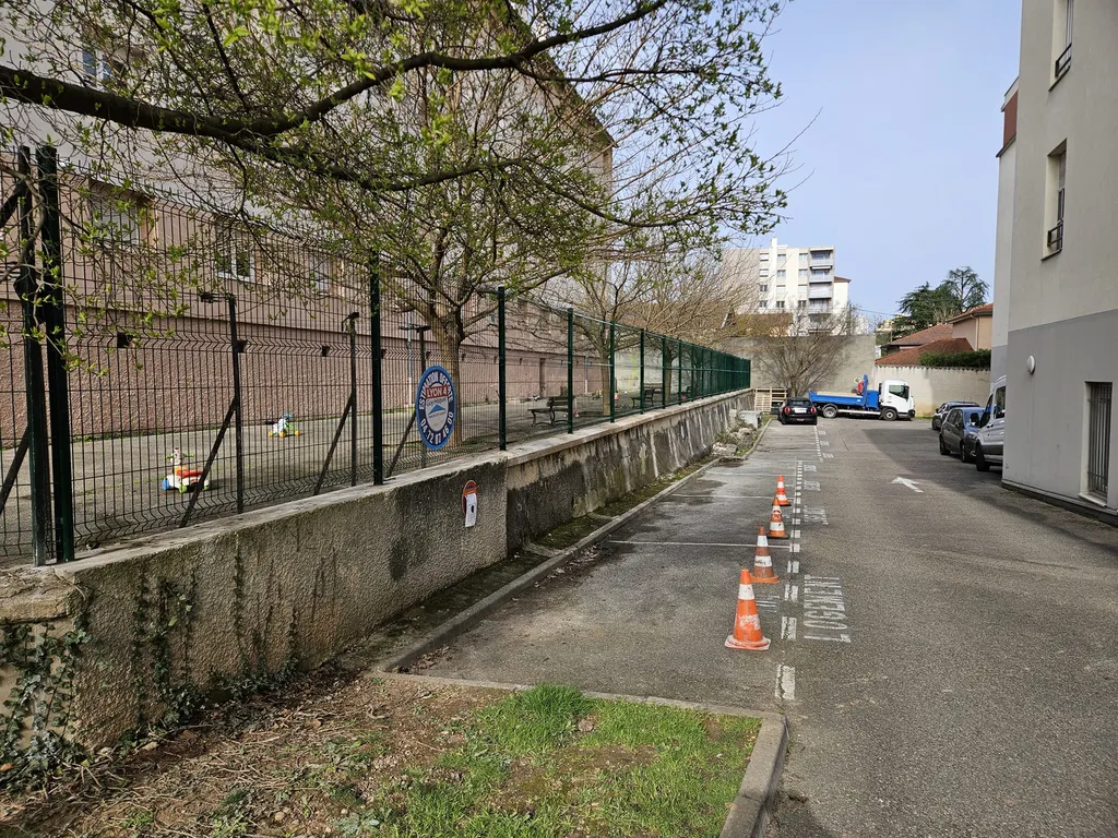 Recherche d'une entreprise pour le remplacement et la pose de grillage rigide dans une résidence à Lyon et dans l'Ain