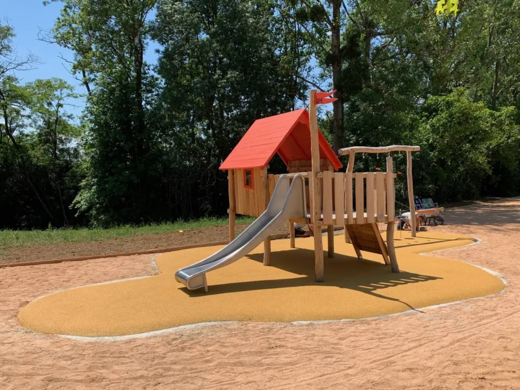 Structure multiactivités en robinier naturel ARNAS (69) @RHONE JARDIN SERVICES / @SERL