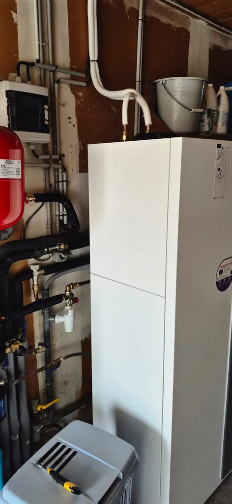 À Montendre en Charente-Maritime, installateur chauffagiste RGE recommandé pour la pose d’une pompe à chaleur air-eau réversible sur circuit de radiateurs existants