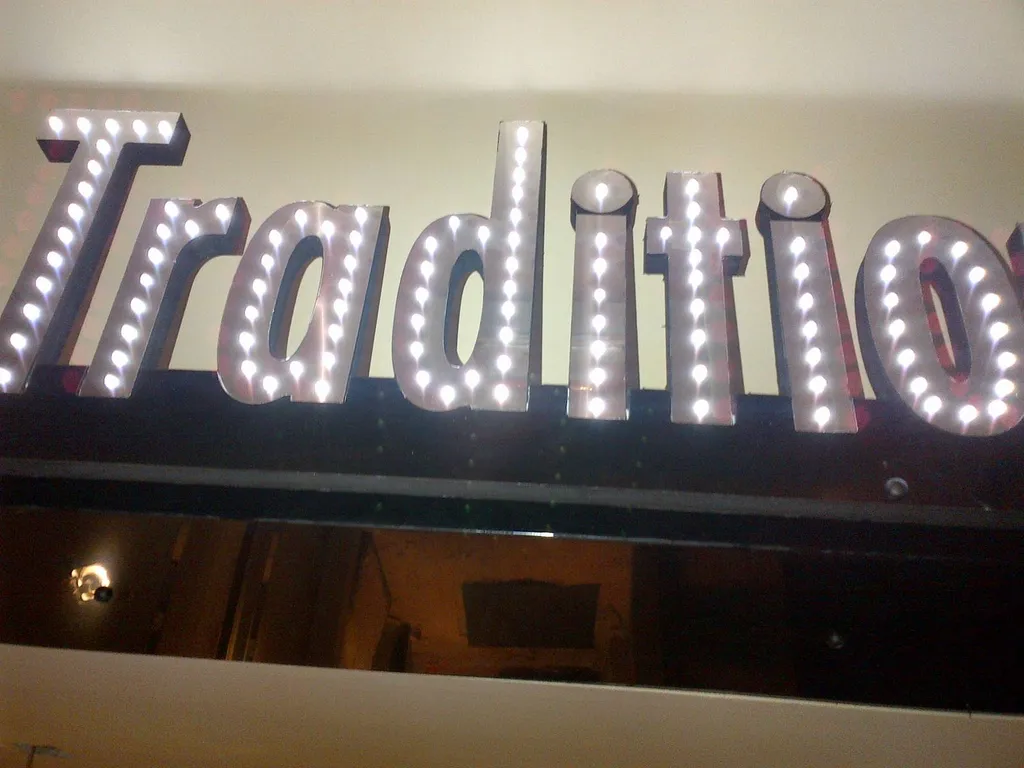 Conception d'une enseigne en lettres découpées lumineuse à Palavas les Flots 