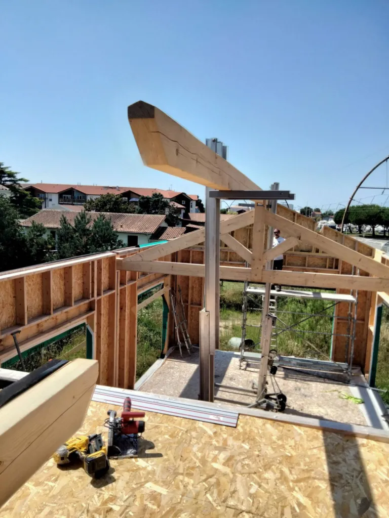 Mise en place des éléments de la charpente traditionnelle sur notre chantier de Gujan-Mestras