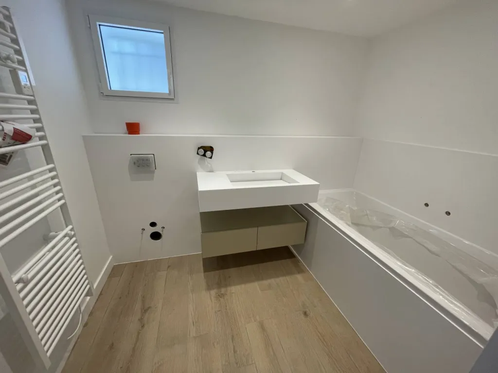 Fabrication et pose de vasques en CORIAN dans plusieurs salles de bain à BASSUSSARRY (64)
