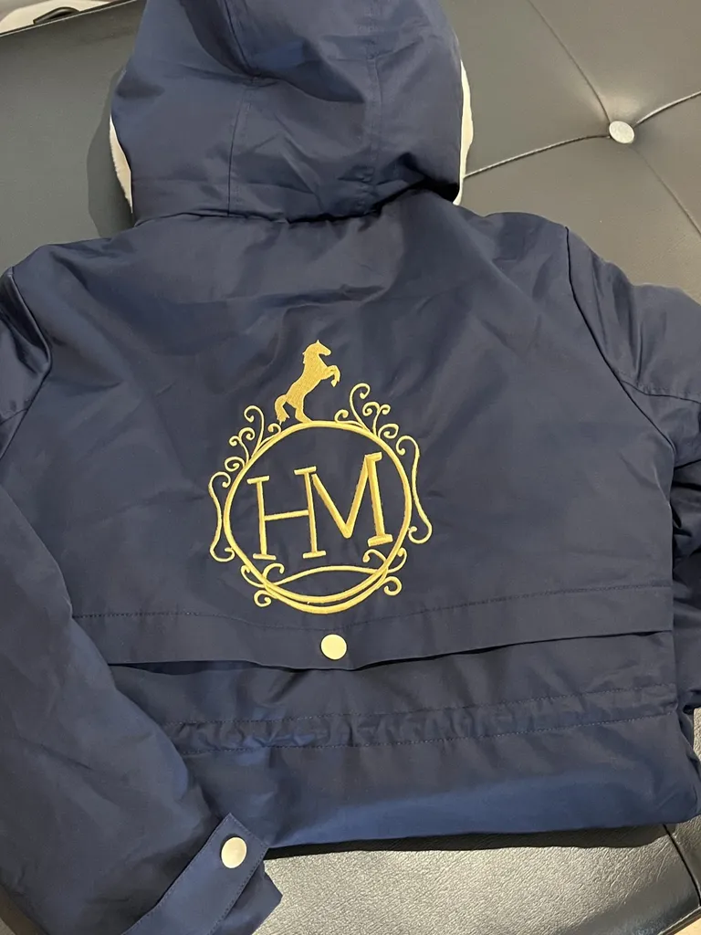 broderie dos sur manteaux à Libourne 