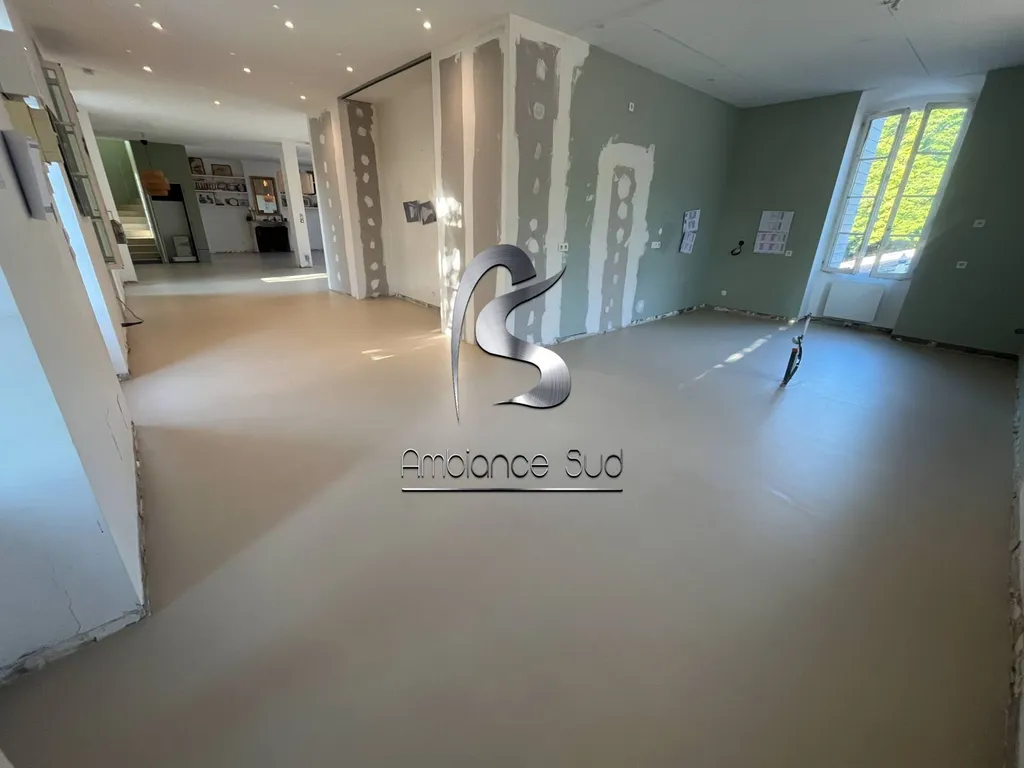 Pourquoi choisir un artisan spécialiste du béton ciré décoratif pour votre rénovation de sol à Rognes à côté d’Aix-en-Provence ?