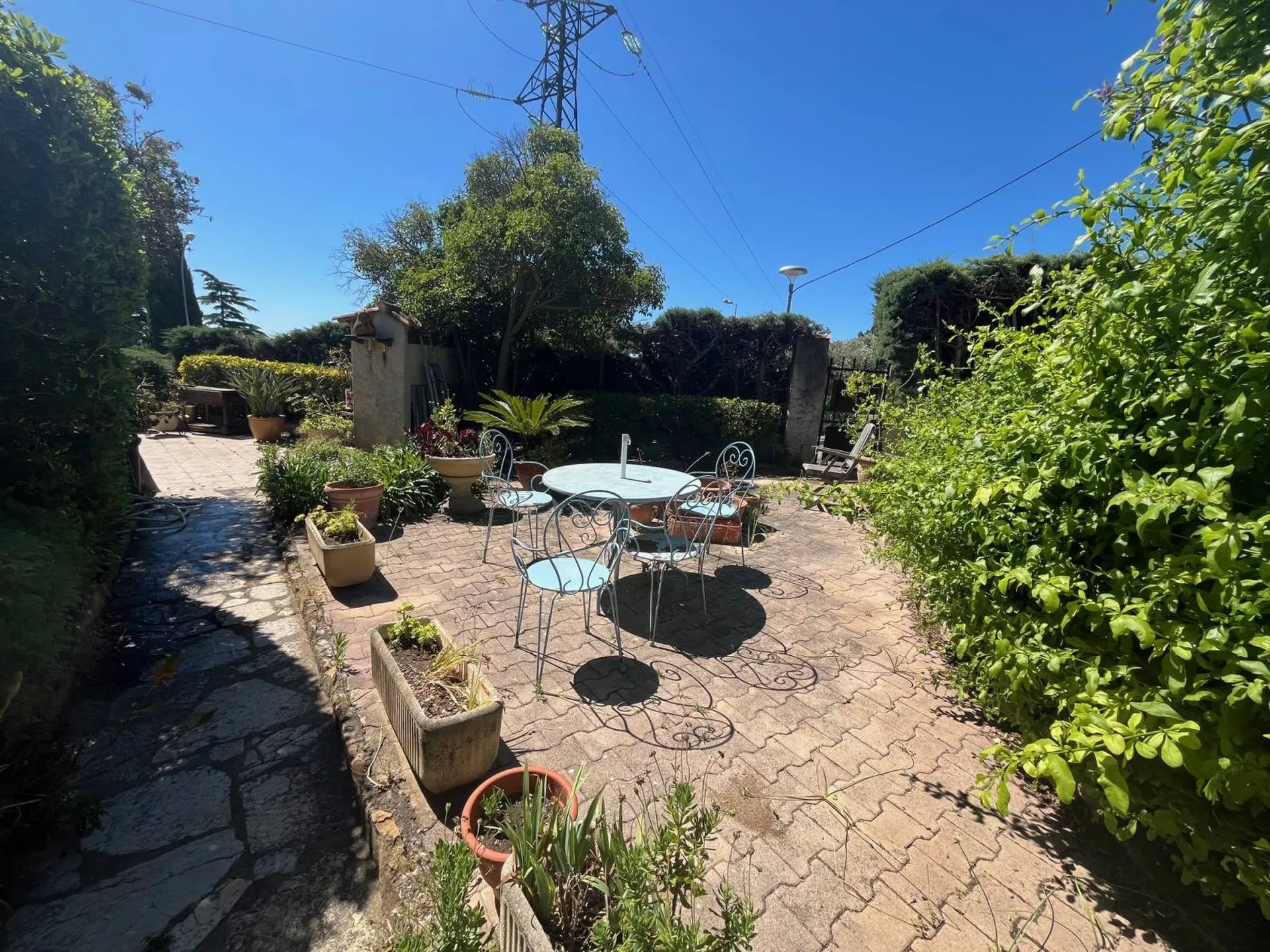 AU CALME VILLA A RENOVER 13260