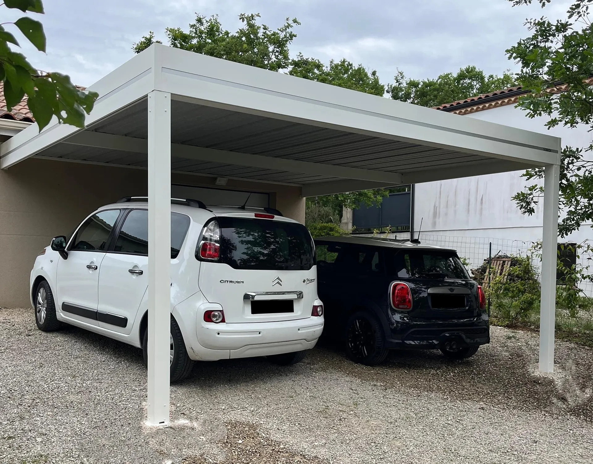 Carport en aluminium blanc attenant à la maison 5000x 5000  sur 2 poteaux gamme Optimbox avec profil alunox