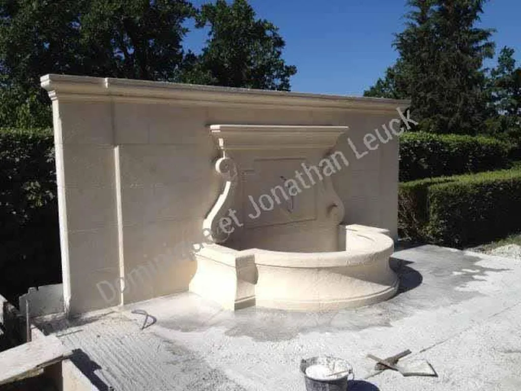 Fontaine murale sur-mesure en pierre d'Estaillades