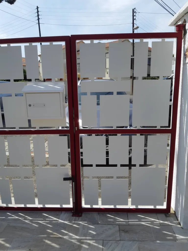 PORTAIL 1 VENTAIL AVEC PORTILLON FABRIQUE SUR MESURE MOTIF DECOUPE LASER VINTAGE A MARTIGUES 