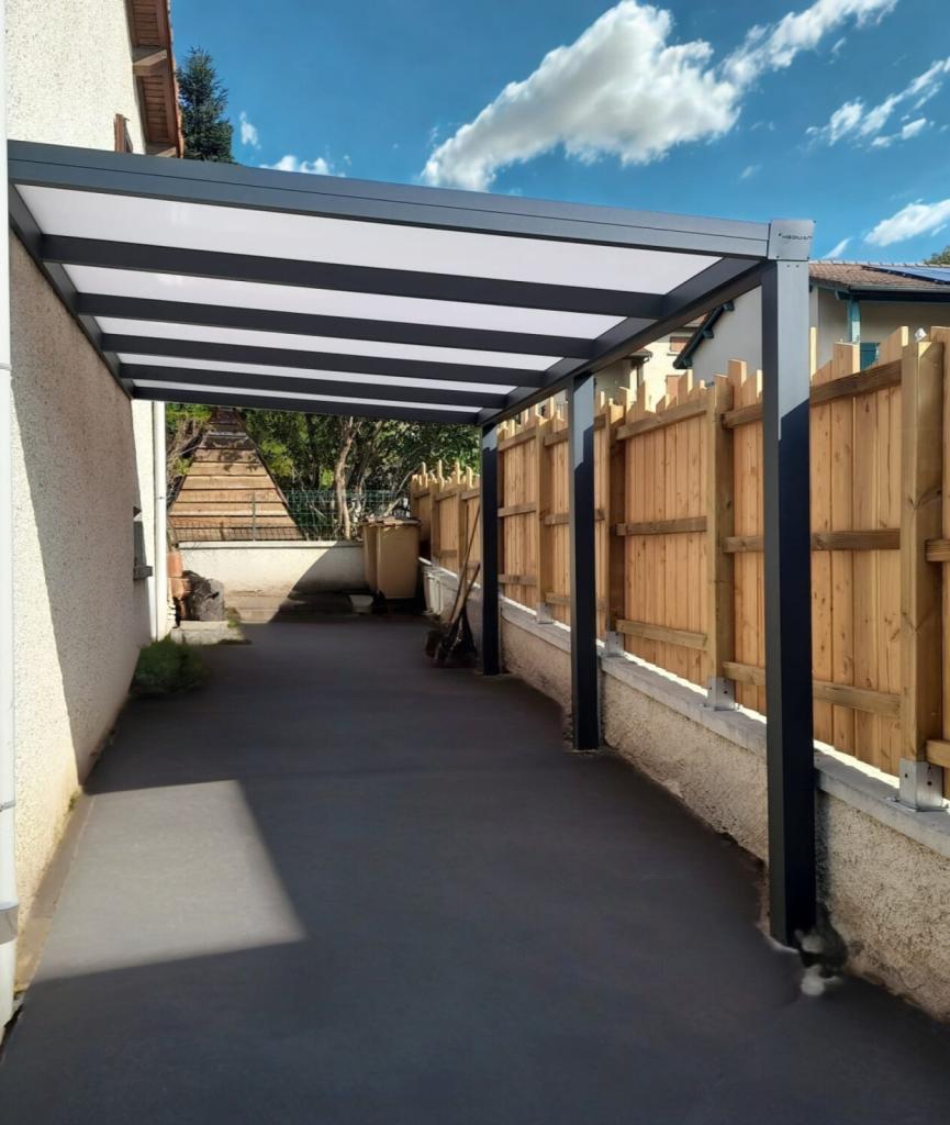 installation d'un carport alu adossé gris anthracite Heolian par 3 Baies à Blavozy en Haute-Loire