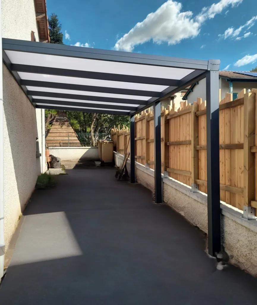 installation d'un carport alu adossé gris anthracite Heolian par 3 Baies à Blavozy en Haute-Loire