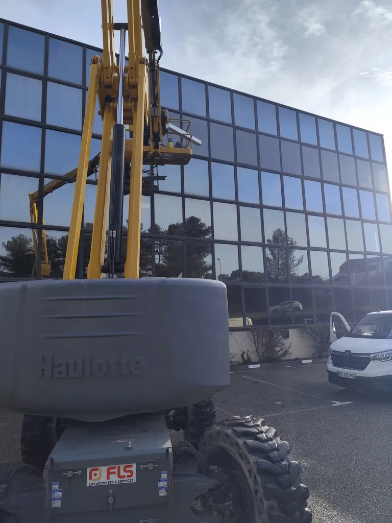 INSTALLATION SUR BATIMENT DE BUREAUX FILMS NATURAL 80 XC PROTECTION CONTRE LA CHALEUR ET LUMINOSITÉ SUR AIX LA DURANNE 13