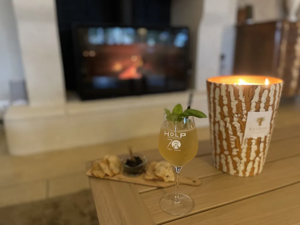 Hôtel restaurant à 300 mètres de la plage à Bormes Les Mimosas en automne, ambiance cheminée dans le saproche Estagnol, Pellegrin et Cabasson