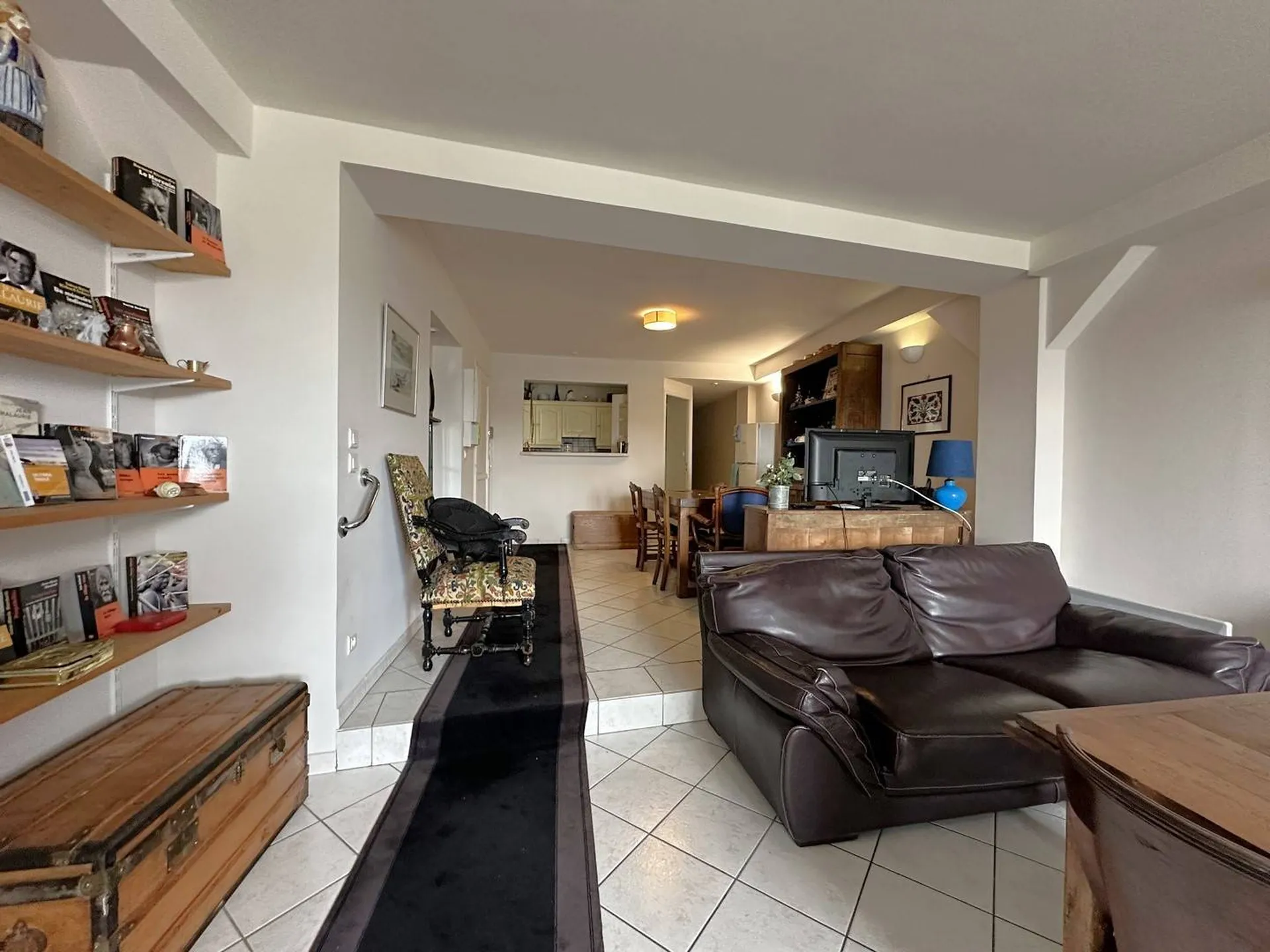 **Propriété de caractère en bord de mer à vendre** : Appartement spacieux avec vaste salon/séjour lumineux de 36 m² et suite parentale de 25 m², offrant un confort incomparable au quotidien.