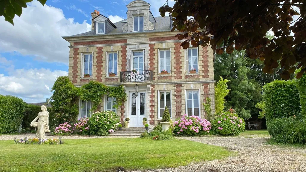 A vendre - Rare à la vente, Maison de Maître et ses dépendances installées sur un parc paysagé de 2 775 m², dans la région de Cormeilles 27260