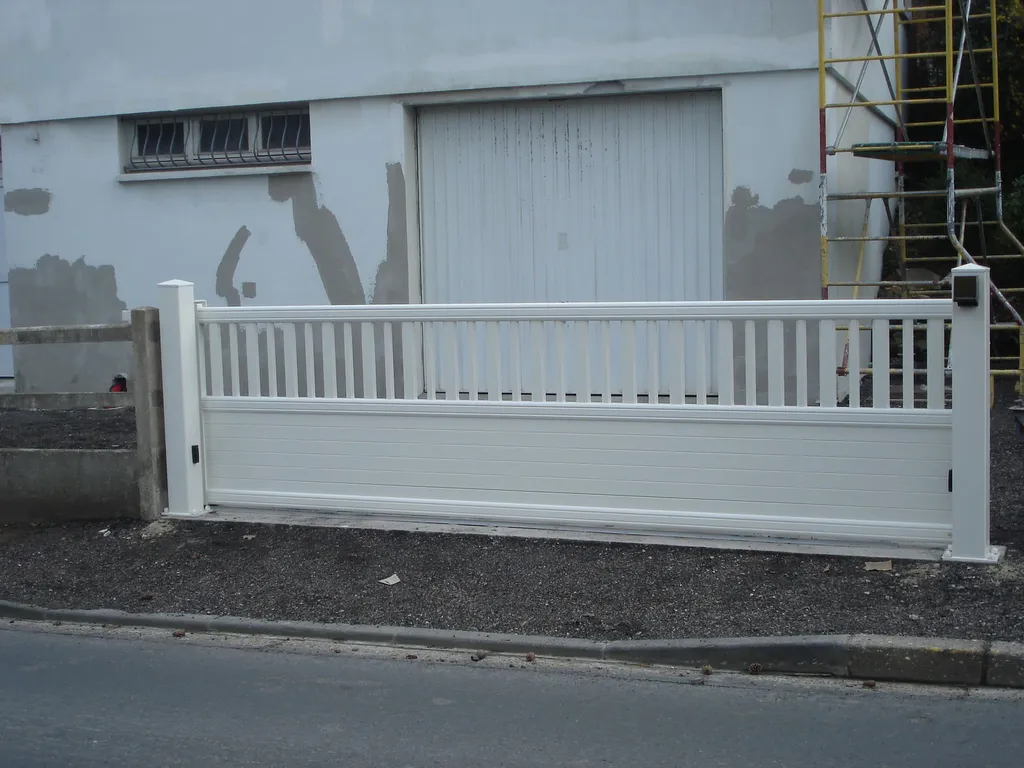 Installation de Portail Alu Coulissant Motorisé sur Rail, Modèle Sur-Mesure, Haute Résistance à Lisieux dans le Calvados 14 et Pont-l'Évêque
