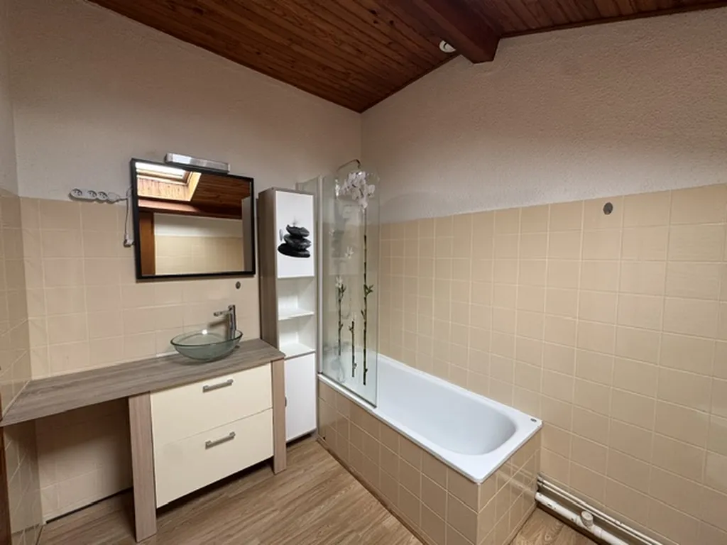Maison à étage de 3 chambres avec garage