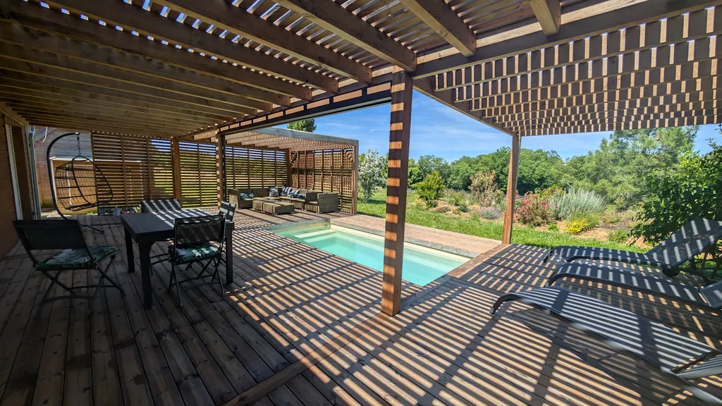 Terrasse en bois résineux Thermo'Pin et pergola Douglas sur mesure autour de piscine à Vaïssac en Tarn-et-Garonne