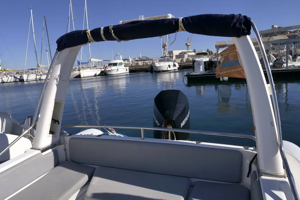 L'arrière de notre bateau Chuppa Chups I pour visiter le Parc National des Calanques en bateau