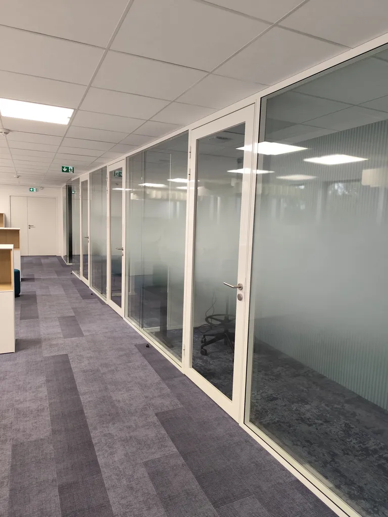 Vitrophanie décorative dégradée pour cloisons vitrées afin d’améliorer confidentialité et design intérieur dans des bureaux professionnels