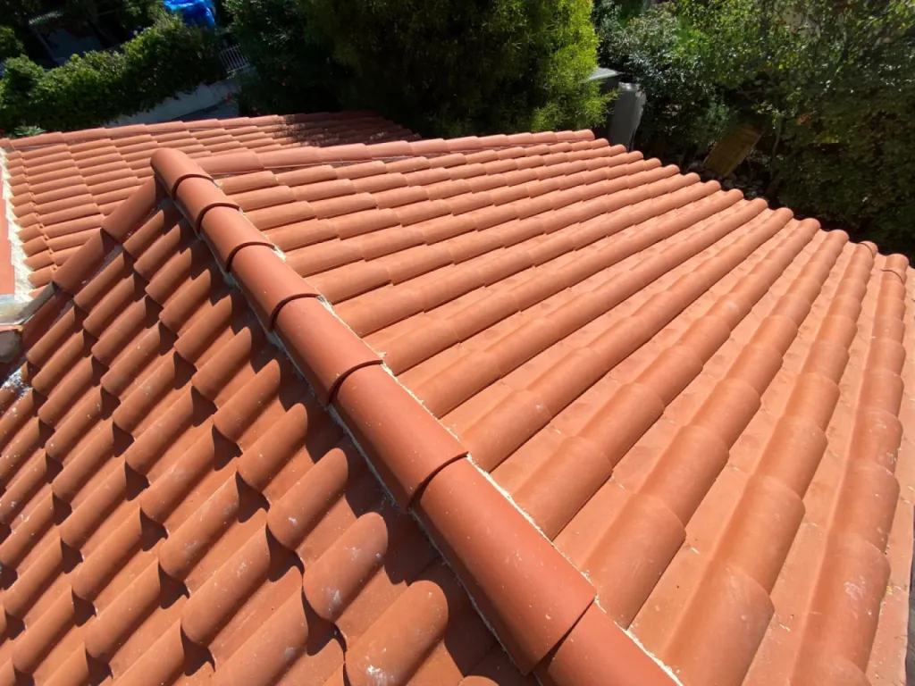 nettoiyage toiture tuile romane rouge