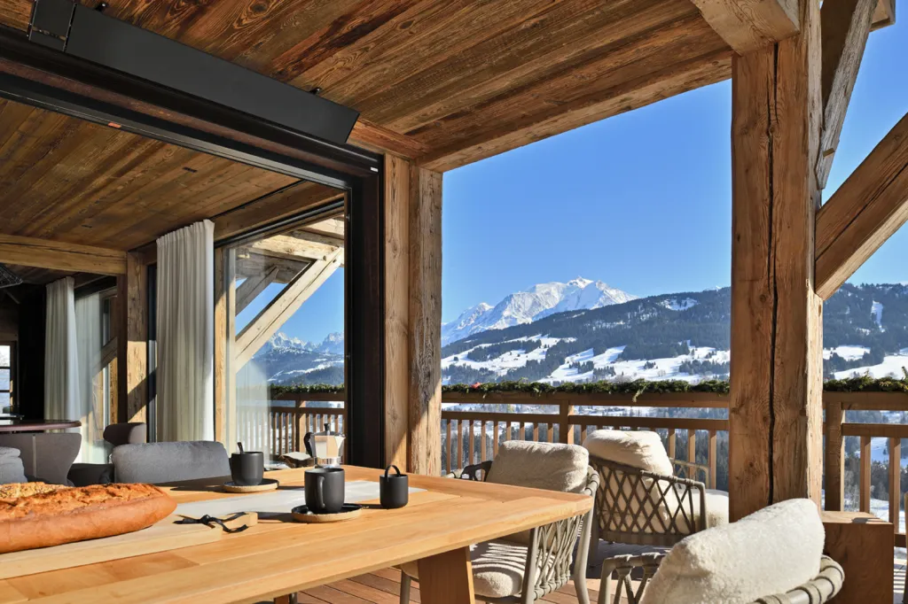 Construction d'une terrasse en bois abritée sur mesure de 50m² dans un chalet haut de gamme à Saint-Gervais-les-Bains