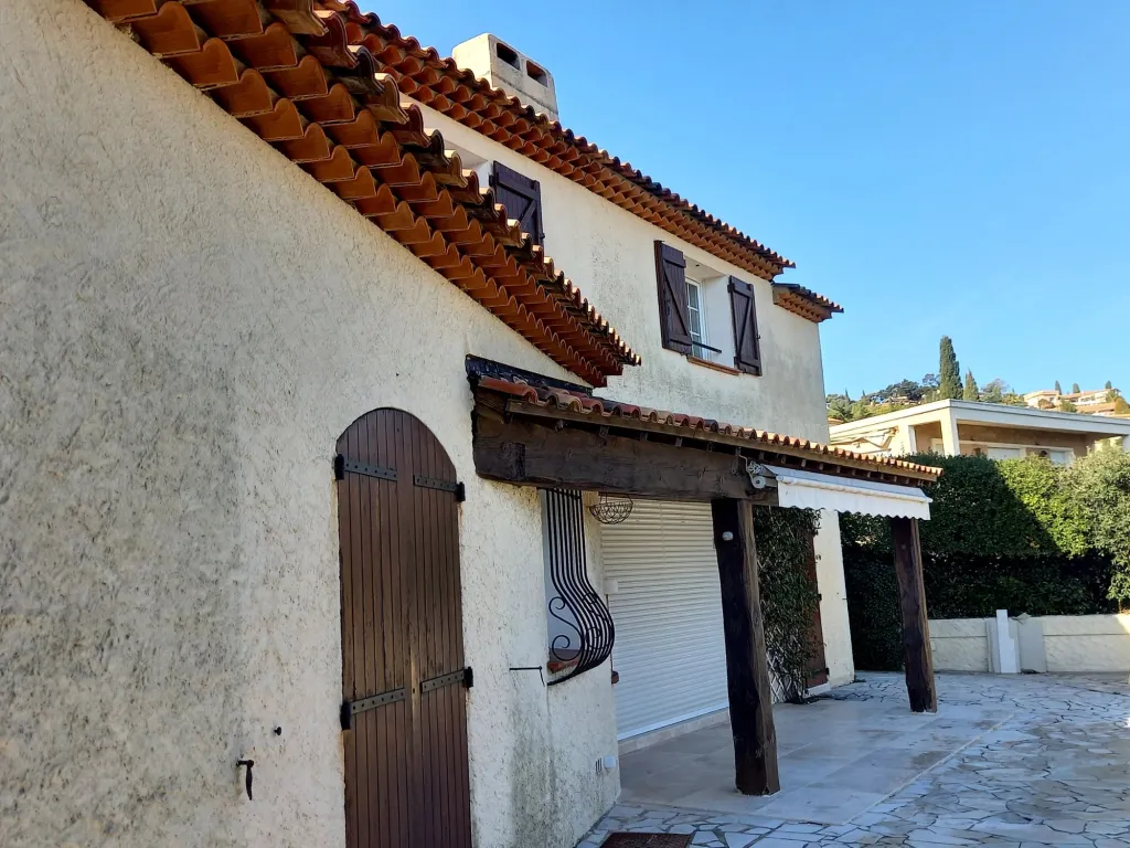 Rafraichissement de façade de maison au Pradet dans le Var