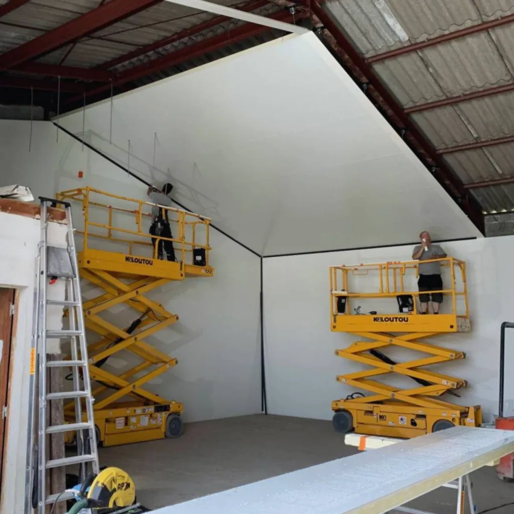 montage des plafonds suivants la double pente du toit pour la chambre froide d'un producteur agricole de fraise