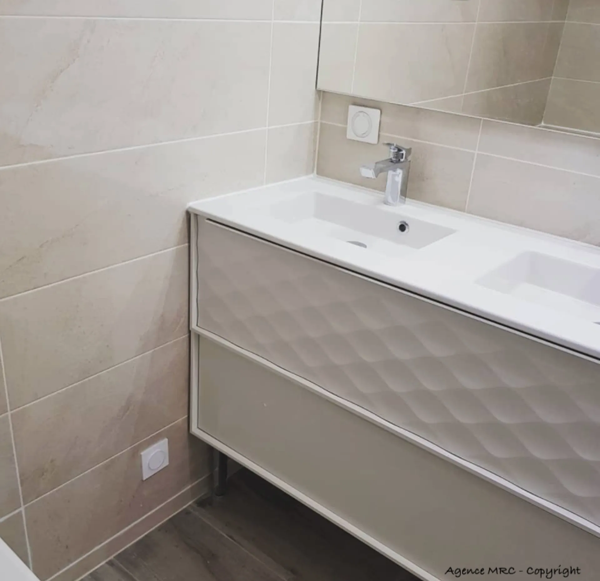 Architecture intérieure Penne-sur-Huveaune 13821 salle de bain vasque carrelage