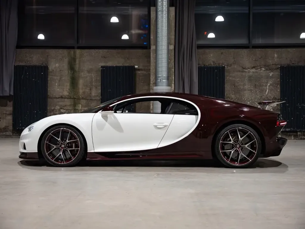 Bugatti Chiron Sport miroir carbone rouge – détail extérieur luxe – importation Bordeaux