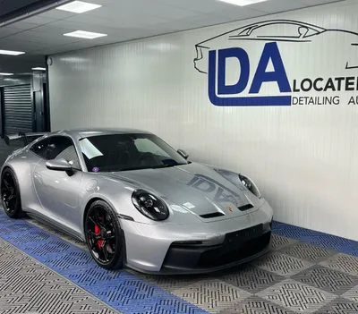 Personnalisation esthétique Porsche 992 GT3 avec peinture des jantes noir et nettoyage de courtoisie à Grenoble