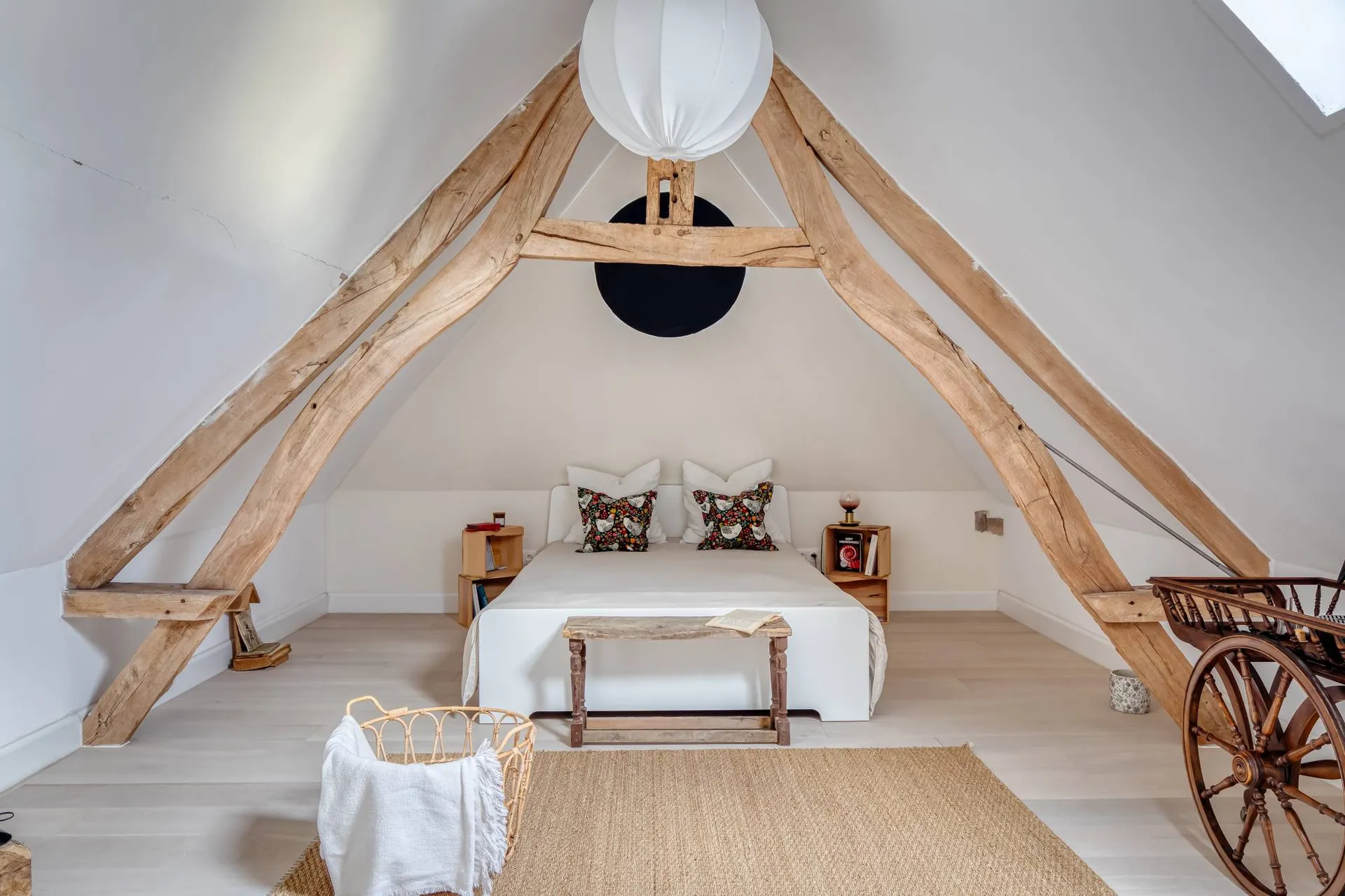 Vends chambre mansardée sous combles avec salle d’eau attenante pleine de caractère.