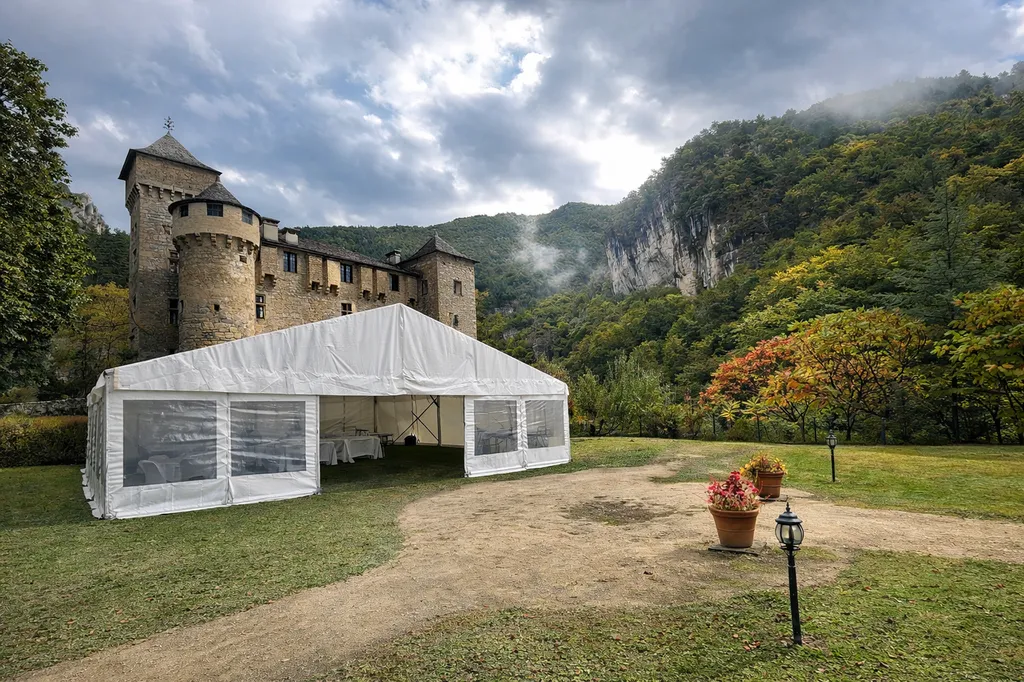 Location d'un chapiteau de 90m² pour un mariage au Château de la Caze près de Mende en Lozère