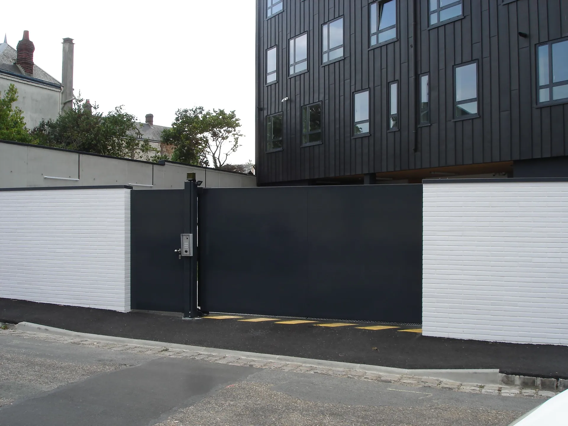 Pose de Portails Coulissants en Aluminium Motorisés, Design Contemporain Sur-Mesure à Le Havre en Seine-Maritime 76 et Harfleur