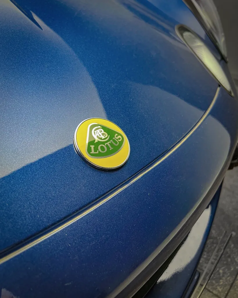 Habiller les sièges de sa Lotus Elise grâce au savoir-faire en sellerie automobile de DSP Service à Le Mans.